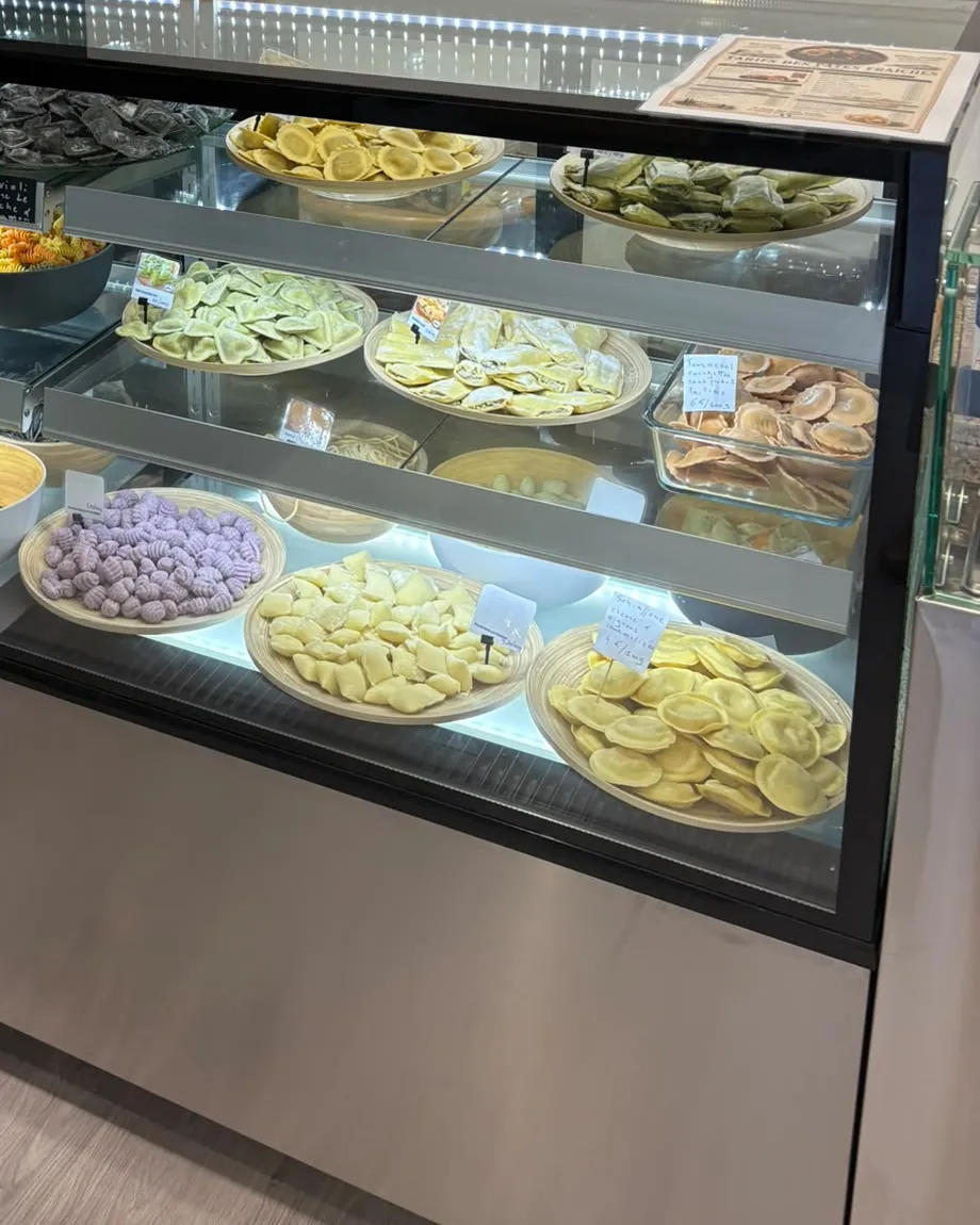 Ravioles, gnocchis et tagliatelles fraîches dans la vitrine réfrigérée