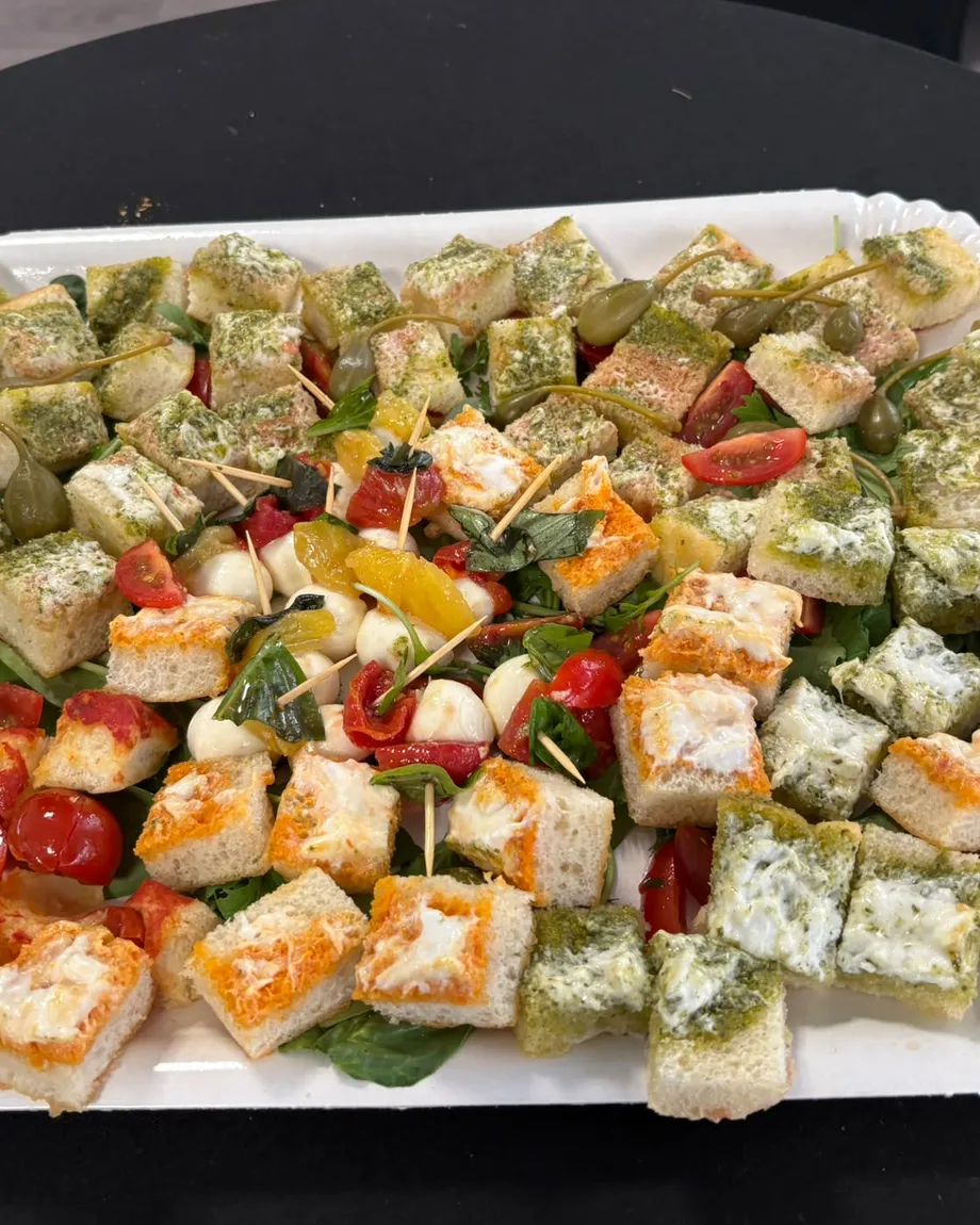 Plateau de bouchées apéritives : focaccias, mozzarella, tomates cerises et câpres