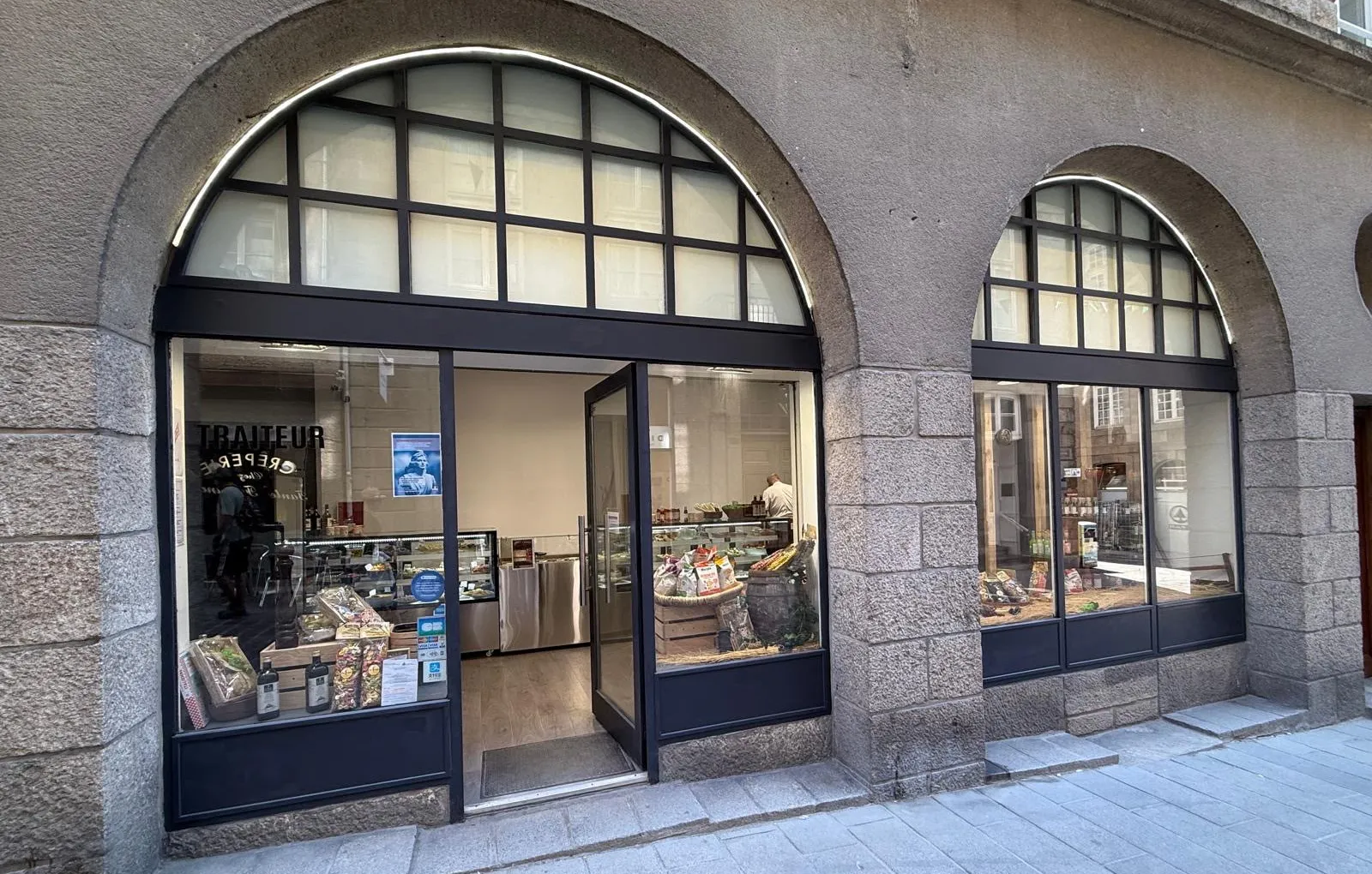 Devanture de la boutique Aux Corsaires Malins, rue de Dinan à Saint-Malo